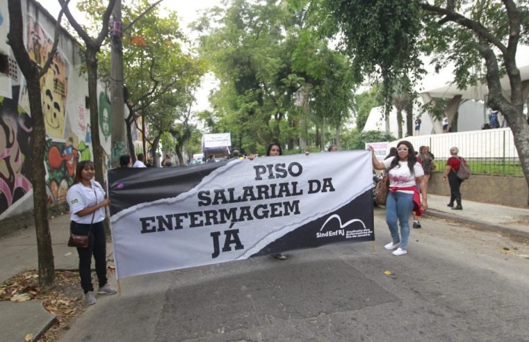 Profissionais da enfermagem fazem ato em frente ao Hospital da Lagoa