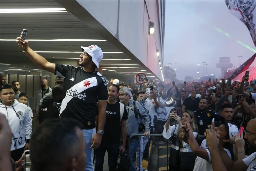 Multidão no Galeão recebe o novo reforço do Vasco, Dimitri Payet