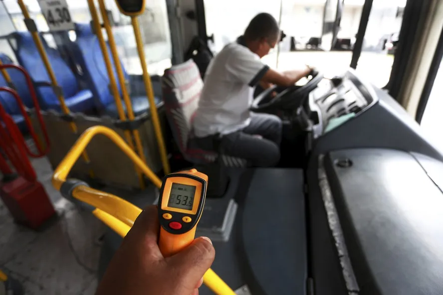 Pior para o pobre: Temperatura Chega a 53 Graus nos Ônibus do Rio