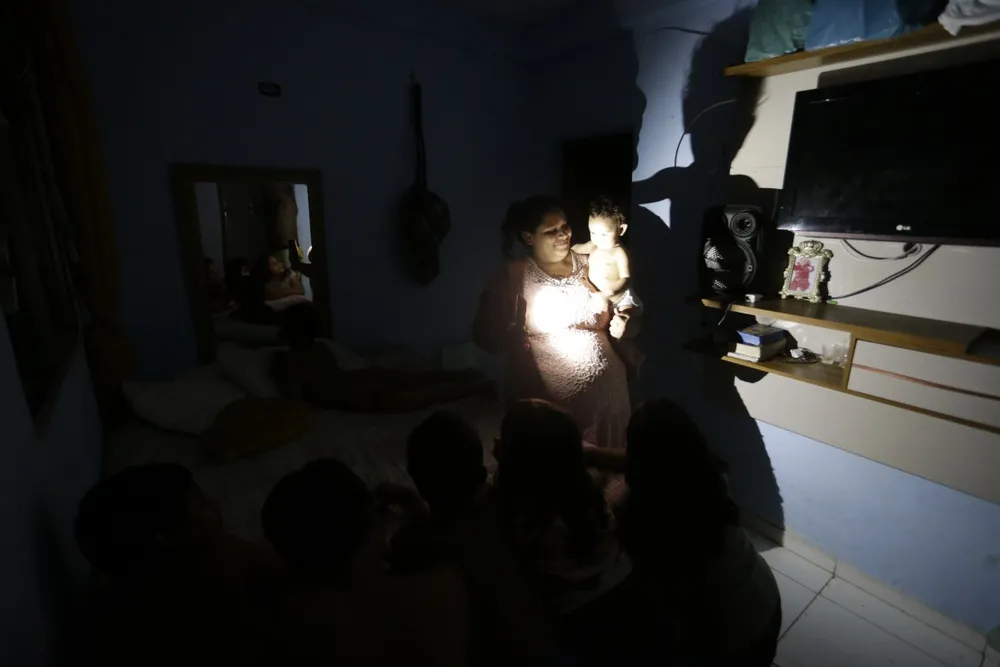 Rocinha às Escuras: Moradores enfrentam oito dias sem luz