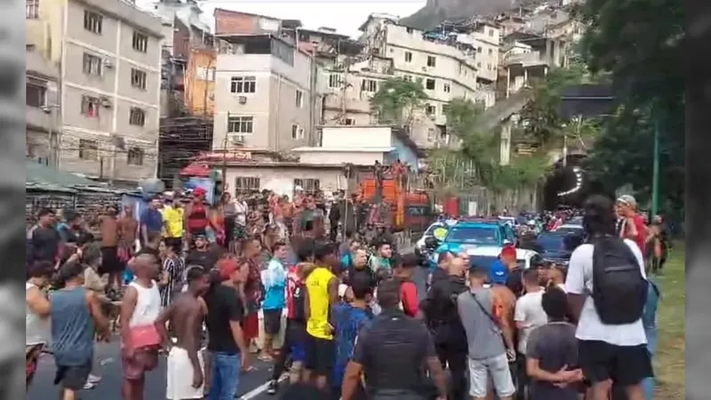 Protesto por falta de luz na Rocinha fecha túnel Zuzu Angel e congestionamento atinge a Zona Sul