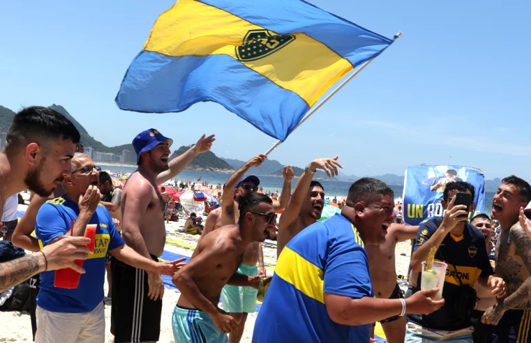 Torcedores realizam ‘Bandeiraço’ e lotam a praia de Copacabana