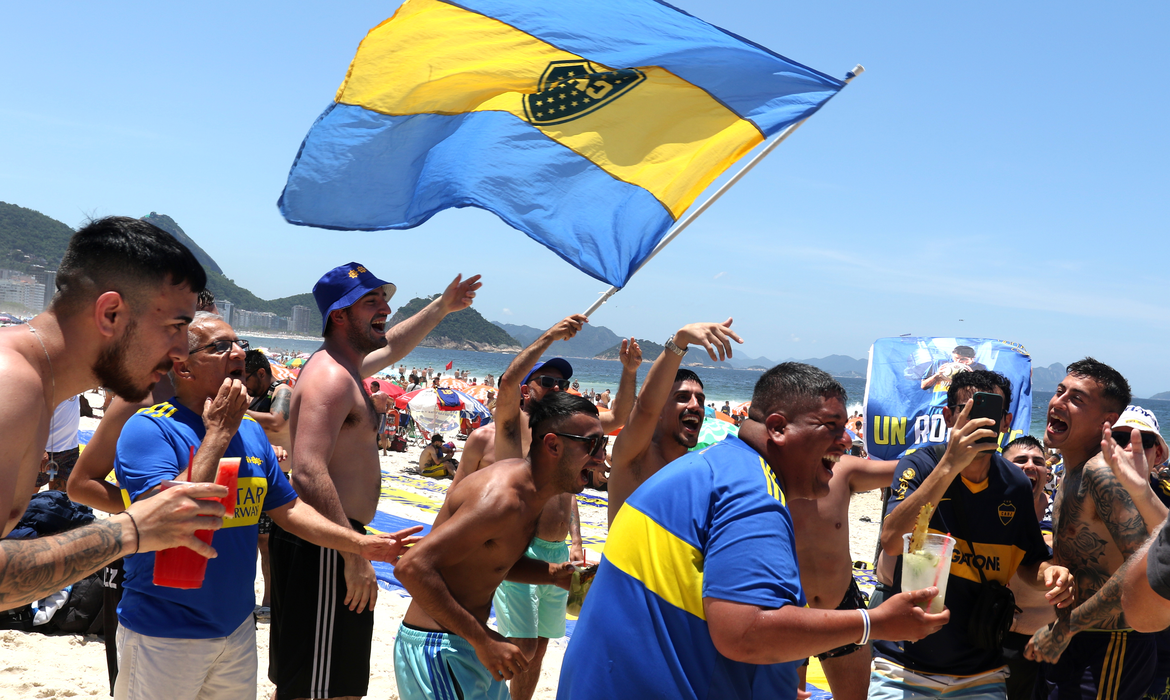 Torcedores realizam ‘Bandeiraço’ e lotam a praia de Copacabana