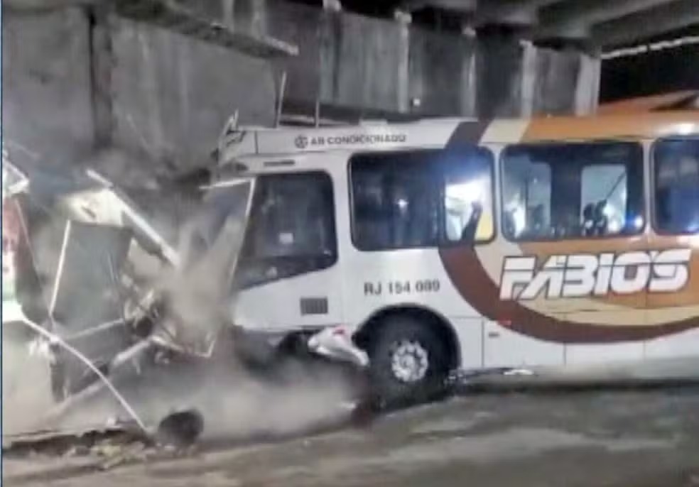 Acidente de ônibus no Rio deixa nove feridos, dois em estado grave