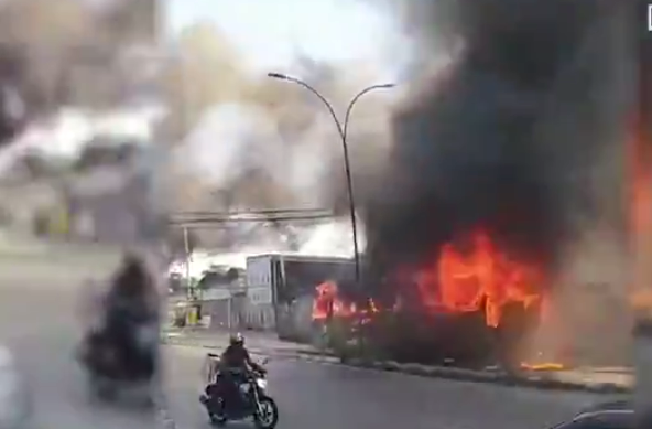 Ônibus são incendiados no Barro Vermelho em Duque de Caxias