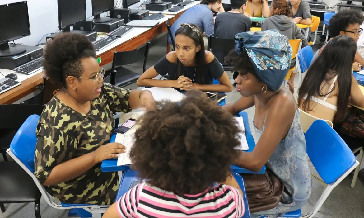 Estudantes da UFRJ poderão fazer cursos gratuitos de empresa chinesa