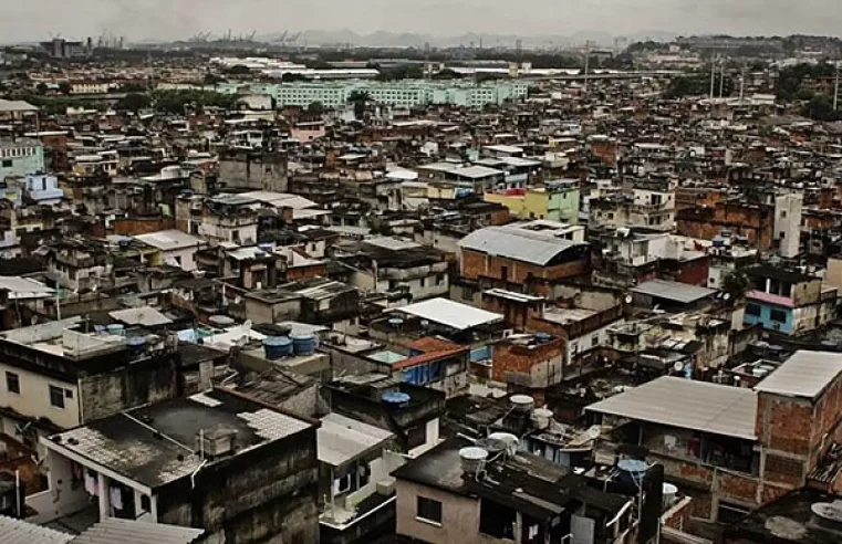 Mulher ferida em tiroteio no Jacarezinho, moradores relatam confrontos diários