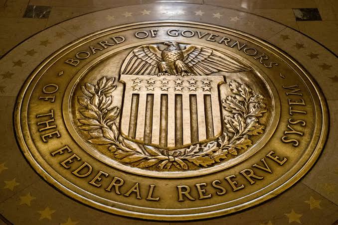 Fed mantém atuais taxas de juros e sinaliza cautela com inflação