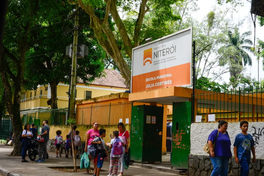 Niterói lança campanhas para arrecadação de material escolar