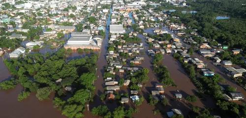 Enchentes levam moradores a deixarem Porto Alegre em massa
