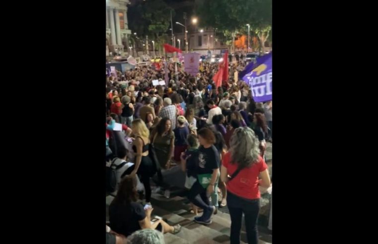 Cinelândia é ocupada por mulheres que protestam contra PL sobre aborto