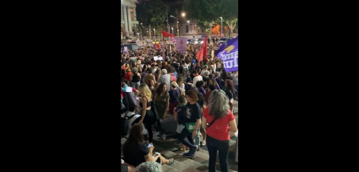 Cinelândia é ocupada por mulheres que protestam contra PL sobre aborto