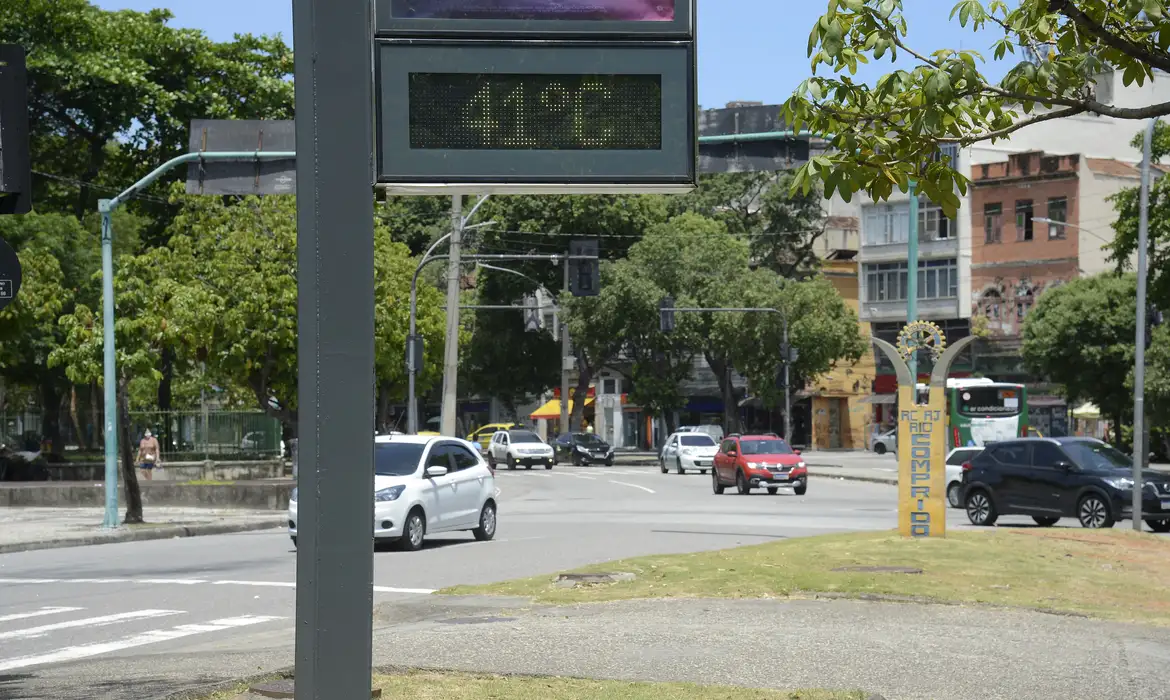 Inmet emite alerta de onda de calor e baixa umidade para dez estados e DF