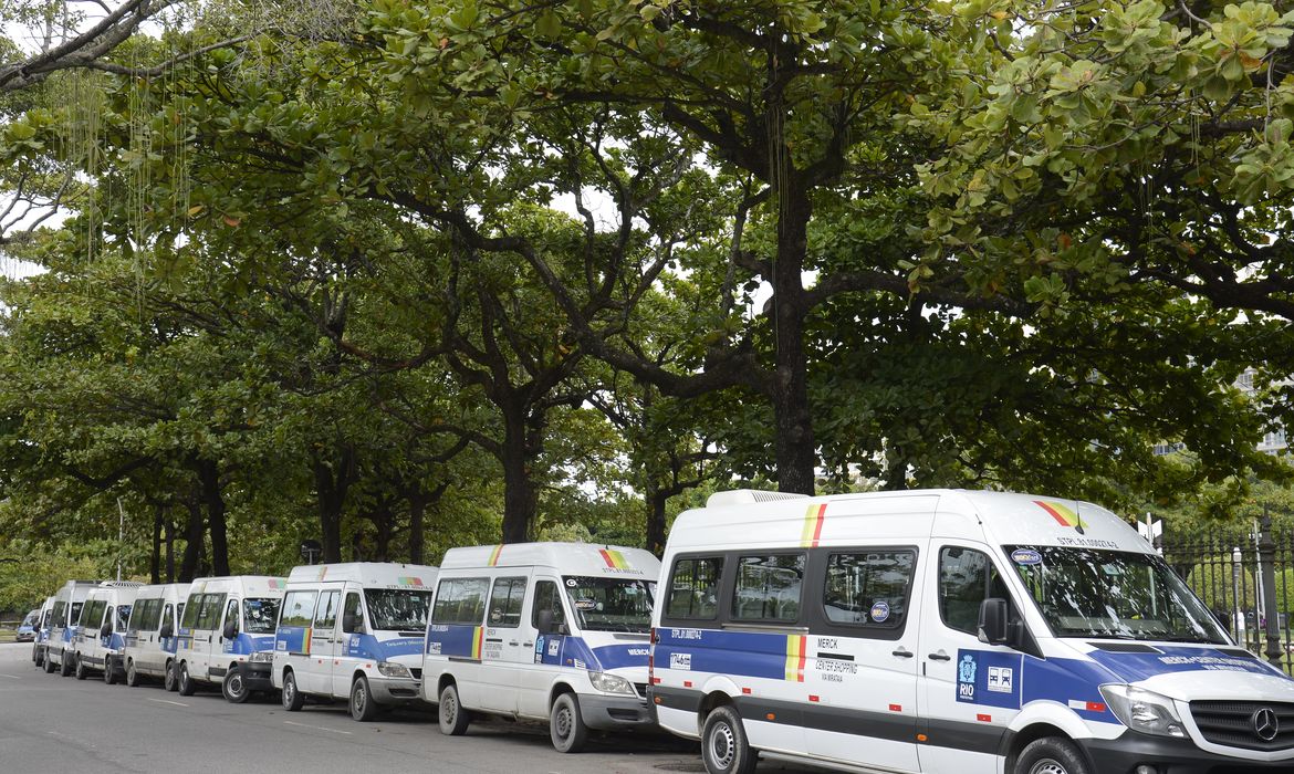 Rio inclui vans no serviço de transporte gratuito para eleições 2024