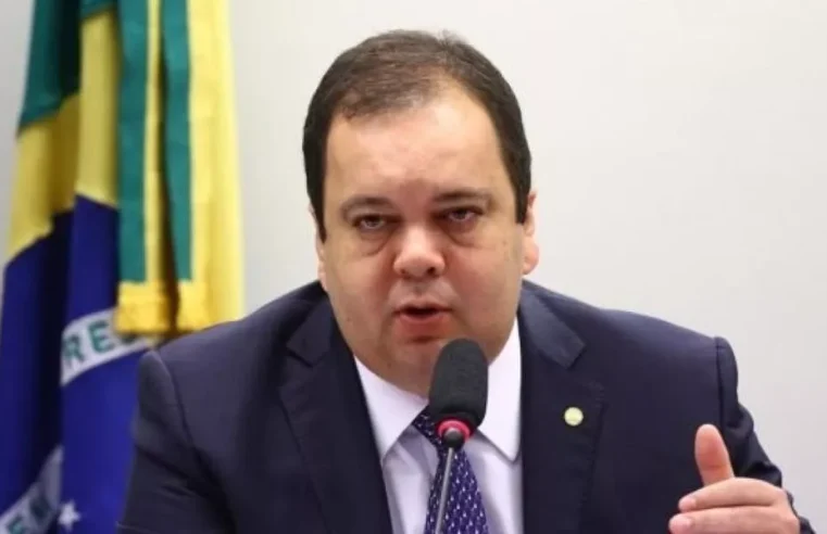 Elmar Nascimento mantém candidatura apesar de apoio de Lira a Hugo Motta