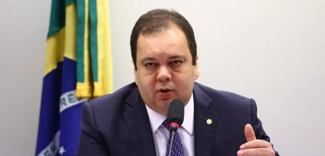 Elmar Nascimento mantém candidatura apesar de apoio de Lira a Hugo Motta