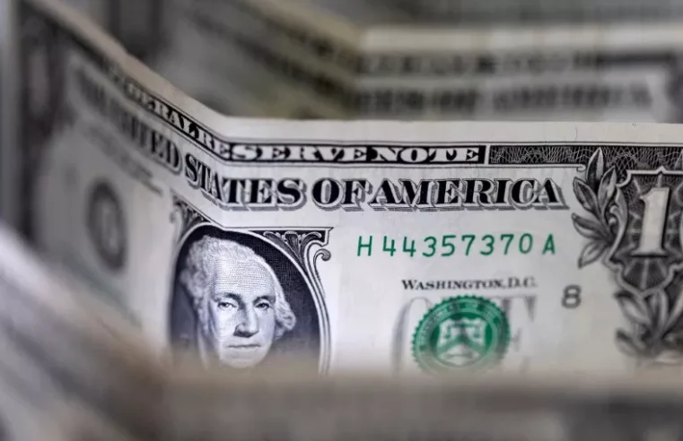 Dólar fecha próximo da estabilidade no Brasil, apesar de ganhar força no mercado global