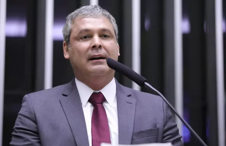 Lindbergh Farias defende Lula e critica neoliberalismo em debate