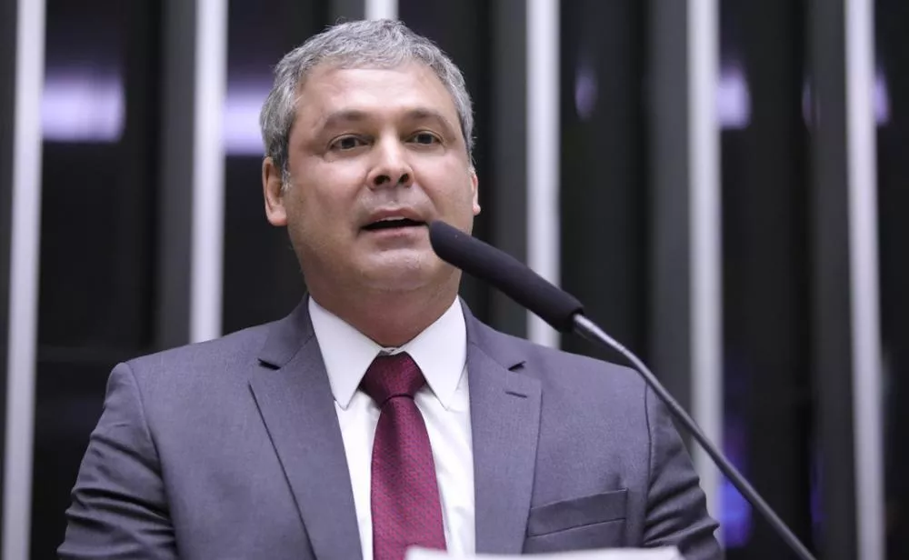 Lindbergh Farias defende Lula e critica neoliberalismo em debate