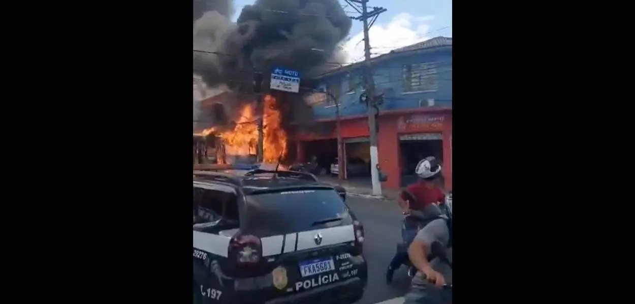 Vídeo: Ônibus pega fogo e causa pânico em SP