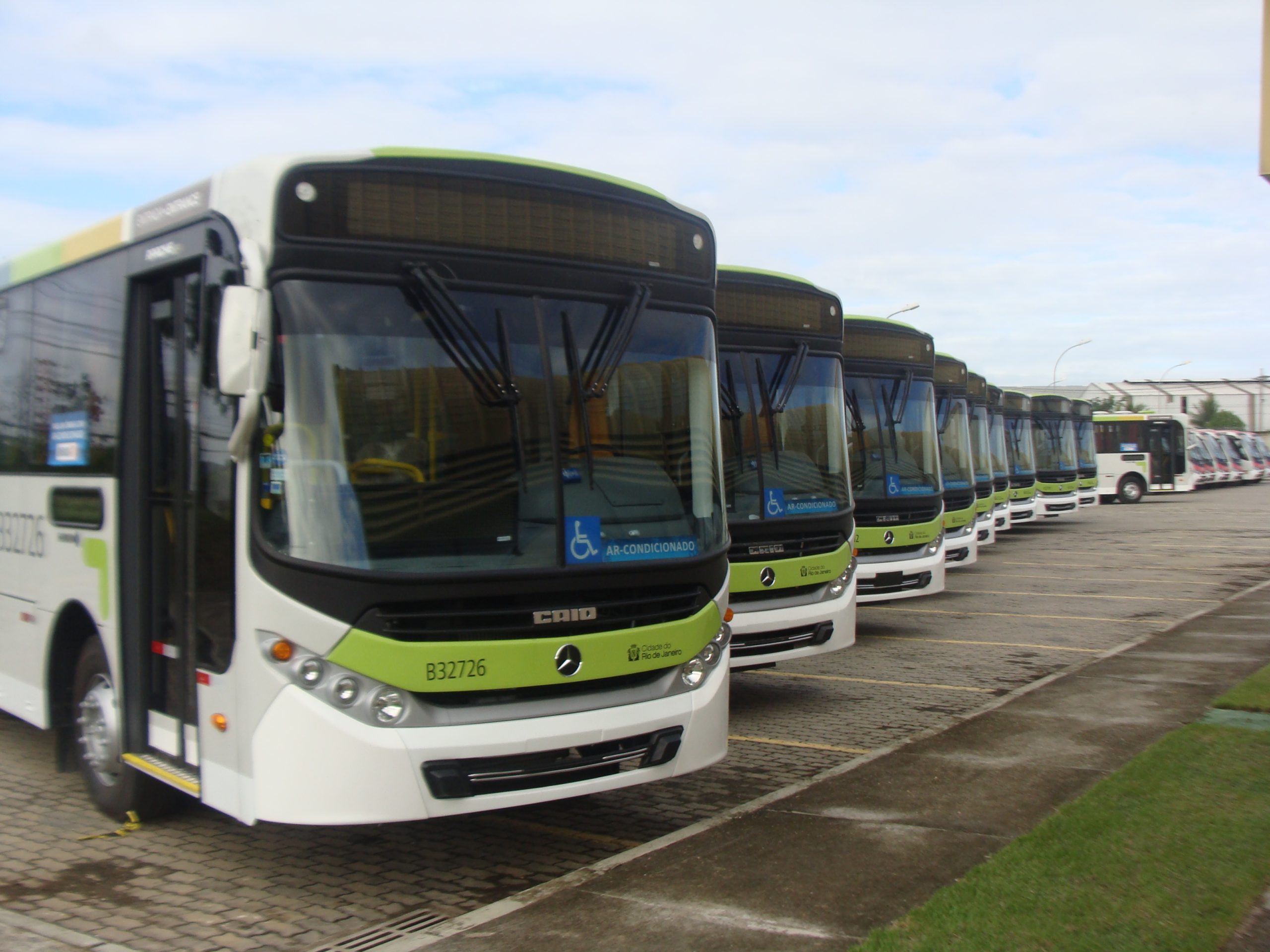 ‘Tarifaço’ nas passagens de ônibus e nos táxis começou a valer no Rio