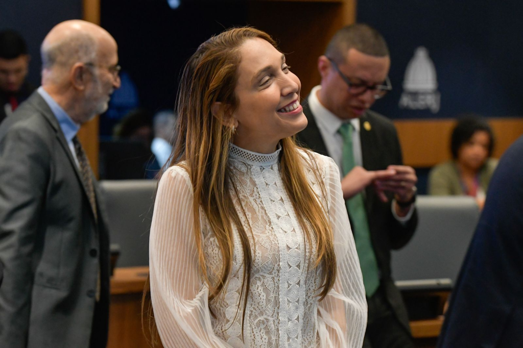 Medida busca reduzir mortes evitáveis e aliviar hospitais com a oferta das vacinas Abrysvo e Nirsevimabe na rede pública estadual do Rio de Janeiro.