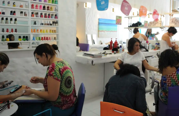 Salões se tornam abrigos contra a violência doméstica