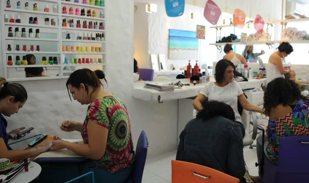 Salões se tornam abrigos contra a violência doméstica