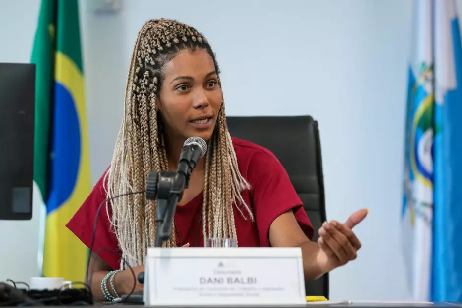 Dani Balbi apresenta projeto de lei que proíbe concessionárias de fecharem o esgoto de famílias inadimplentes