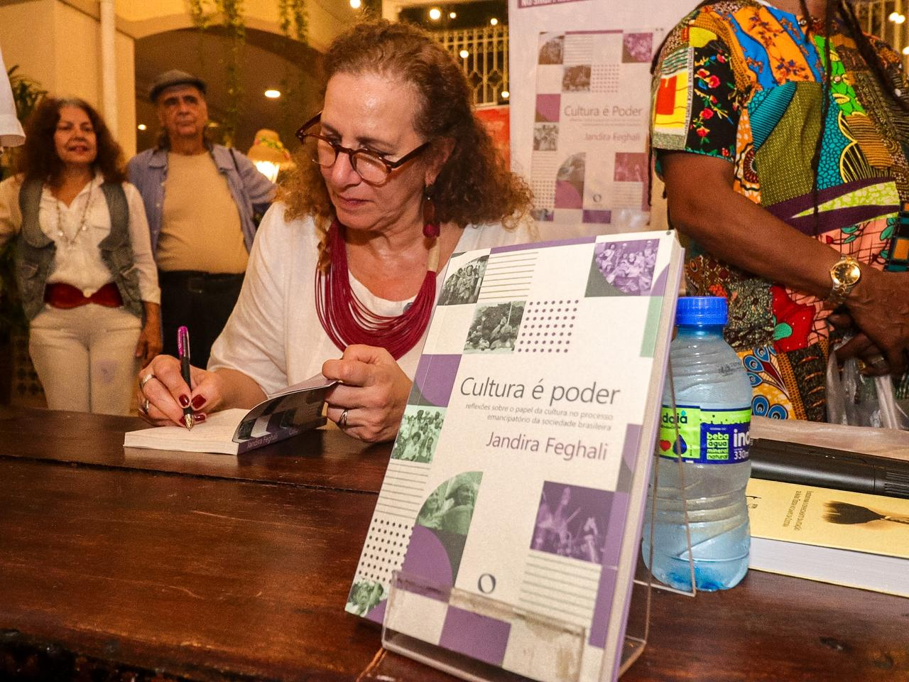 Jandira Feghali apresenta livro sobre cultura e emancipação social, nesta quinta, no Rio