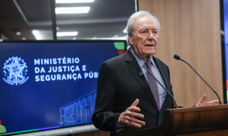Com 64 mortos e a cidade sitiada, o governador preferiu atacar Lula e o STF, enquanto o ministro da Justiça negava qualquer pedido formal de ajuda.