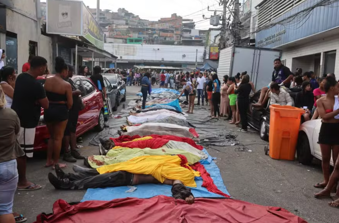 Moradores do Rio carregam corpos após chacina; praça vira necrotério