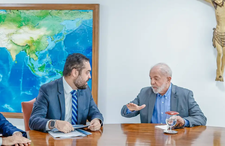 Em meio à tragédia, Lula convoca reunião de emergência e cobra respostas enquanto Cláudio Castro tenta culpar a União pela crise.