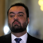 Sete meses separam dois discursos de Cláudio Castro, revelando contradições e deixando a população refém da violência urbana.