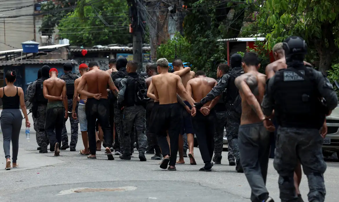 Confronto deixou 10 policiais feridos e cinco civis baleados no Rio