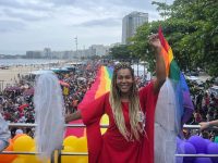 Parada LGBTI do Rio celebra 30 anos da primeira marcha do orgulho no Brasil com festa, memória e luta em Copacabana