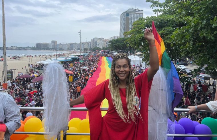 Parada LGBTI do Rio celebra 30 anos da primeira marcha do orgulho no Brasil com festa, memória e luta em Copacabana