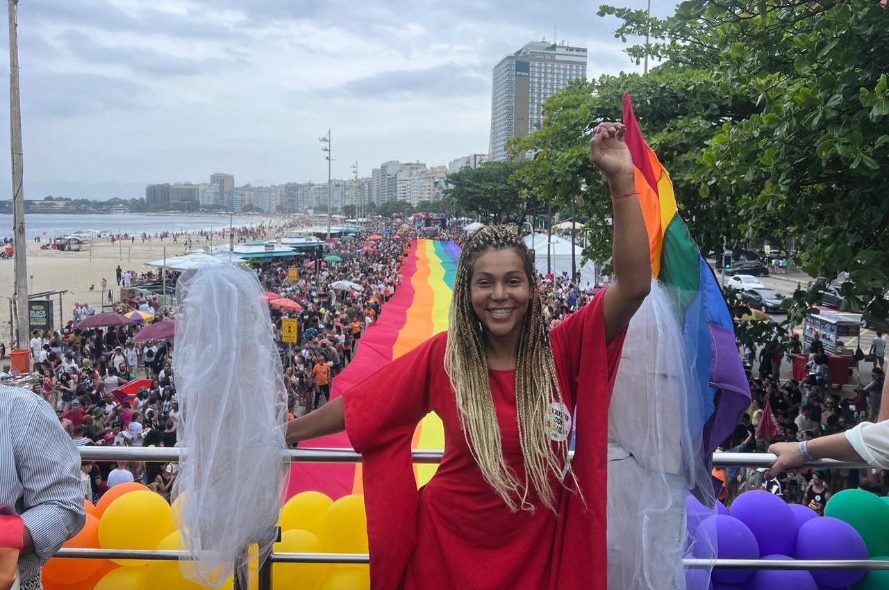 Parada LGBTI do Rio celebra 30 anos da primeira marcha do orgulho no Brasil com festa, memória e luta em Copacabana