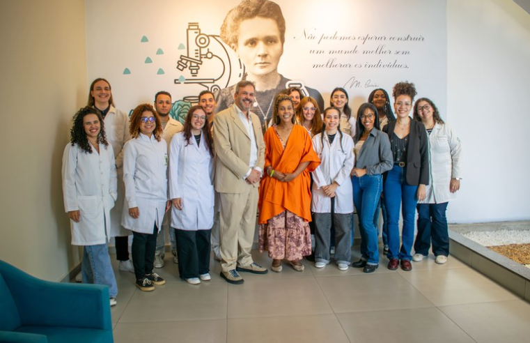 Dani Balbi promove entrega do Prêmio “Mulheres que Florescem na Ciência” na Uerj