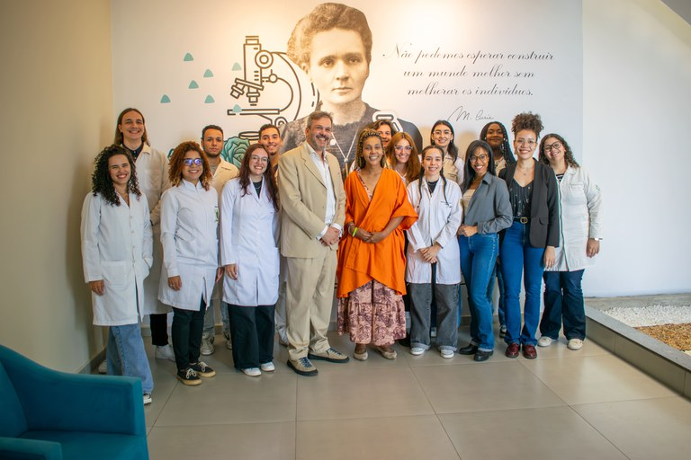 Dani Balbi promove entrega do Prêmio “Mulheres que Florescem na Ciência” na Uerj