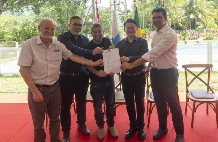 Maricá firma parceria internacional para erguer fábrica de tratores