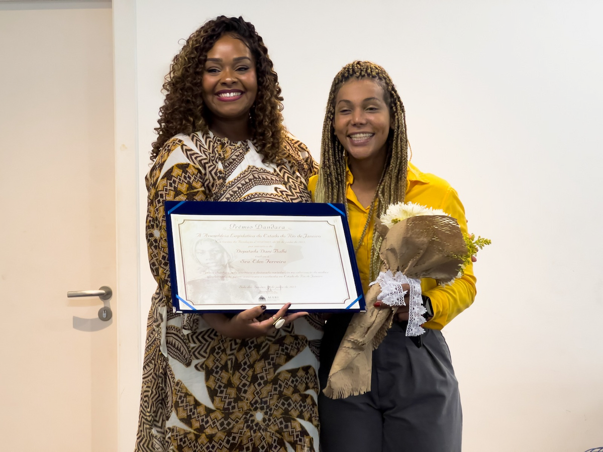 Educadora Elen Ferreira recebe Prêmio Dandara na Alerj por atuação contra o racismo