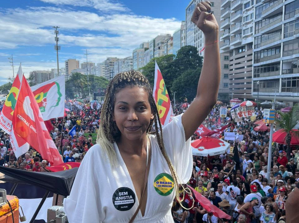 Ato em Copacabana reúne 50 mil pessoas contra PL da Dosimetria aprovado na Câmara