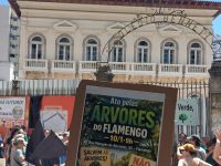Moradores fazem protesto contra crime ambiental no bairro do Flamengo na manhã deste sábado