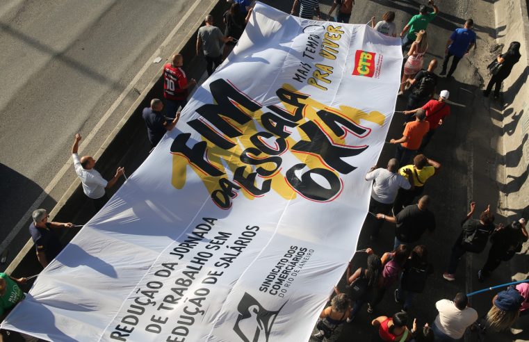 Trabalhadores do comércio fizeram manifestação contra a escala 6×1 em uma das principais vias de acesso ao Rio de Janeiro