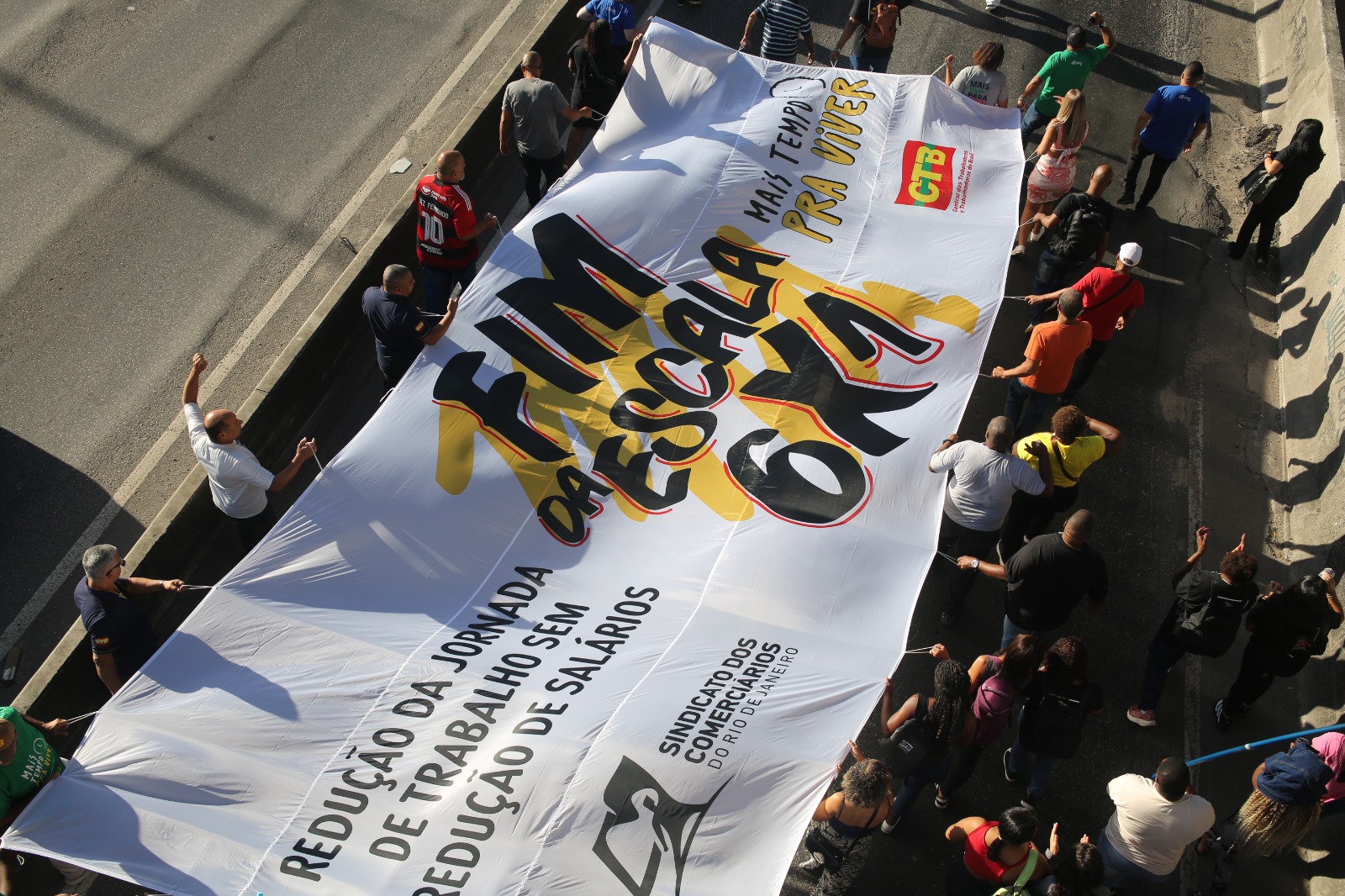 Trabalhadores do comércio fizeram manifestação contra a escala 6×1 em uma das principais vias de acesso ao Rio de Janeiro